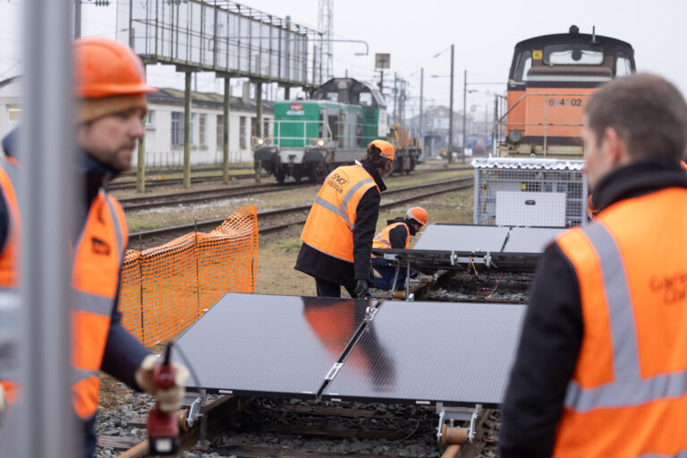 French railway company tests rail-mounted solar-plus-storage plant for  works sites - Energy Storage